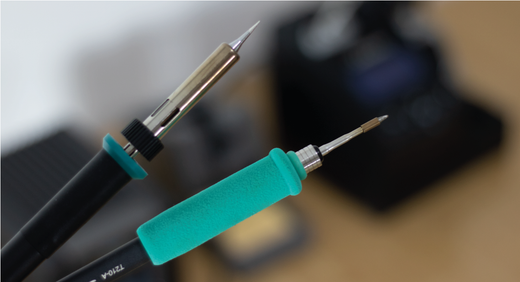 Pouvez-vous comparer les stations de soudage Quick TS1100 et Classic JBC ?
